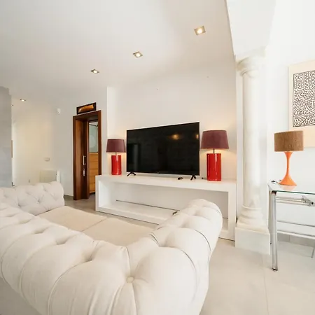 Privada Con Piscina Y Jardin En Chapas, * Marbella