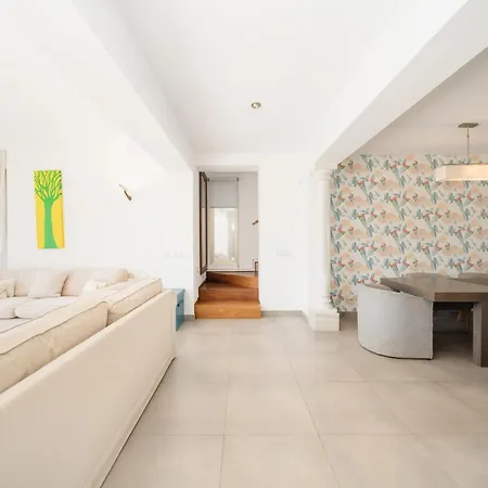Villa Privada Con Piscina Y Jardin En Chapas, Marbella
