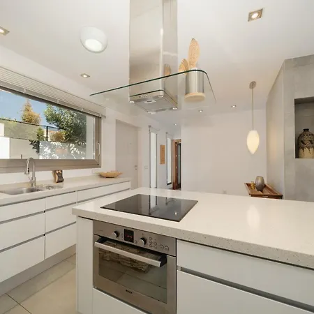 Privada Con Piscina Y Jardin En Chapas, Marbella