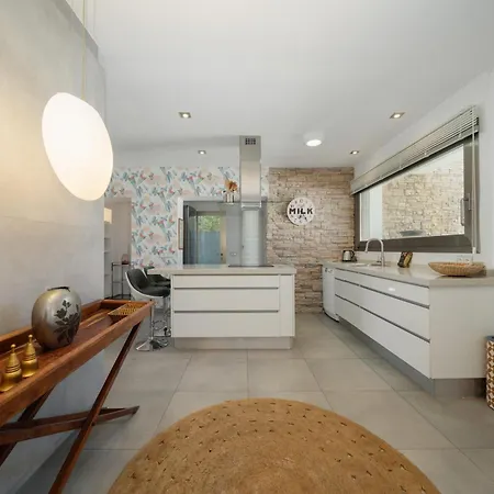 Villa Privada Con Piscina Y Jardin En Chapas, *