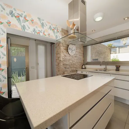 Privada Con Piscina Y Jardin En Chapas, * Marbella
