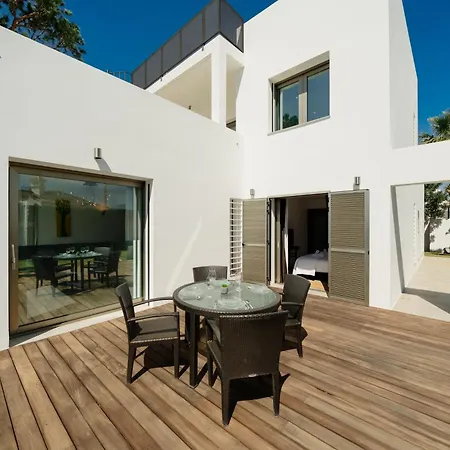 Privada Con Piscina Y Jardin En Chapas, Marbella