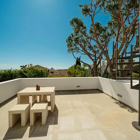 Privada Con Piscina Y Jardin En Chapas, Marbella
