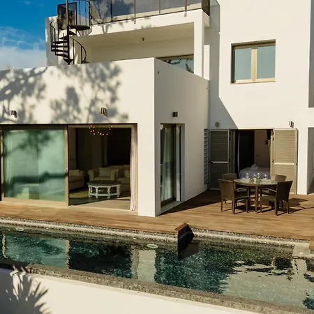 Privada Con Piscina Y Jardin En Chapas, * Marbella