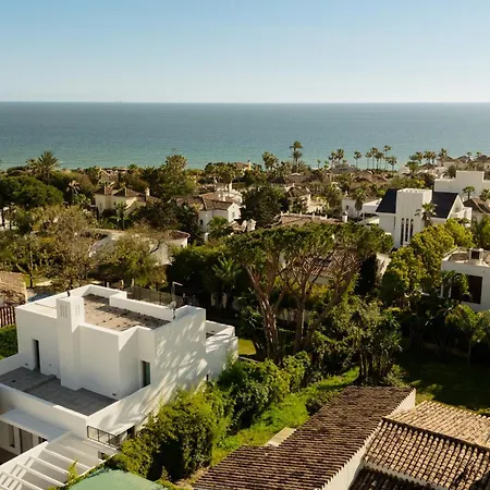 Privada Con Piscina Y Jardin En Chapas, Marbella