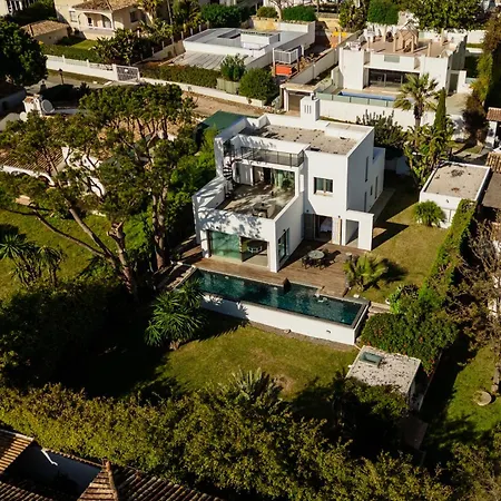 Villa Privada Con Piscina Y Jardin En Chapas, Marbella