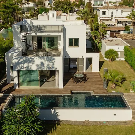 Villa Privada Con Piscina Y Jardin En Chapas, Marbella
