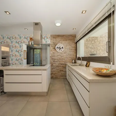 Privada Con Piscina Y Jardin En Chapas, Villa Marbella