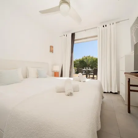 Privada Con Piscina Y Jardin En Chapas, Marbella