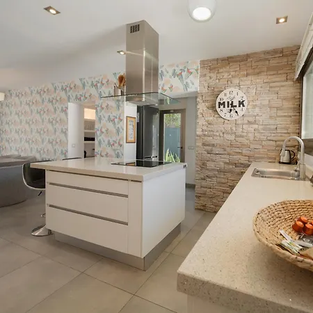 Privada Con Piscina Y Jardin En Chapas, Villa Marbella
