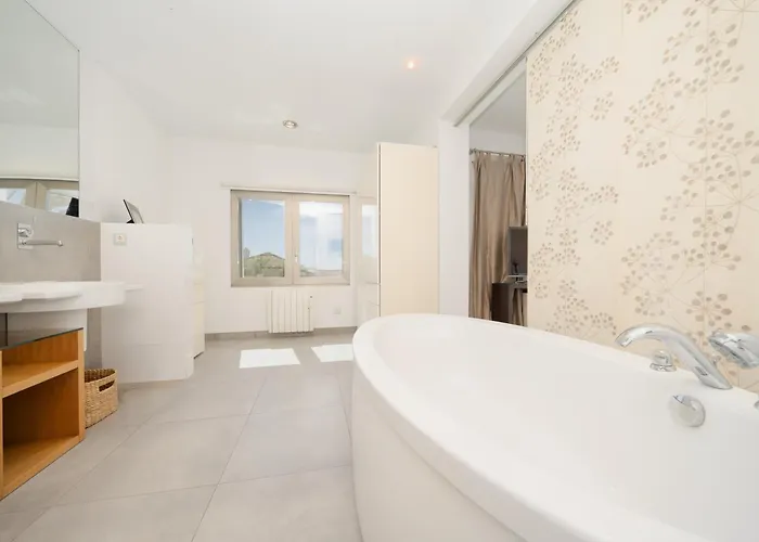 Privada Con Piscina Y Jardin En Chapas, Marbella