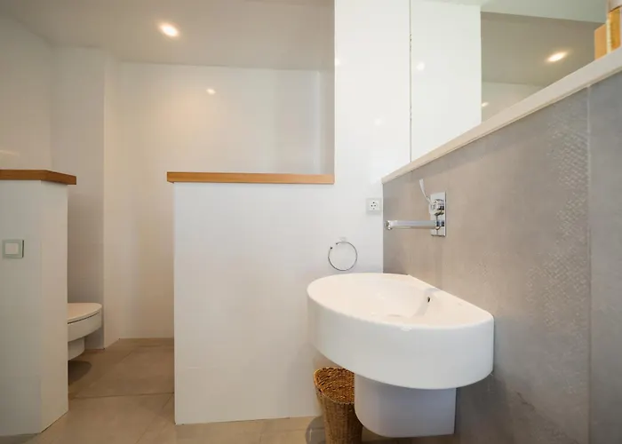 Vila Privada Con Piscina Y Jardin En Chapas, Marbella