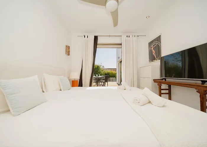 Vila Privada Con Piscina Y Jardin En Chapas, Marbella
