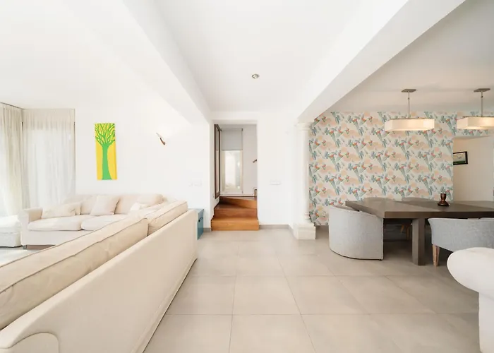 Vila Privada Con Piscina Y Jardin En Chapas, Marbella