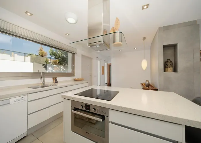 Privada Con Piscina Y Jardin En Chapas, Marbella