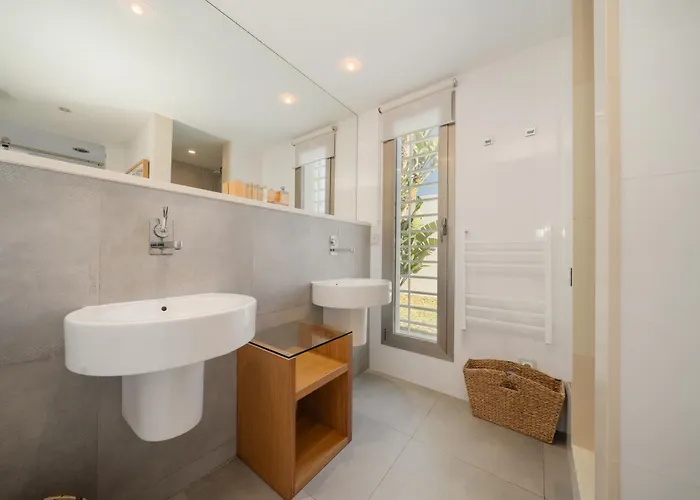 Vila Privada Con Piscina Y Jardin En Chapas, Marbella