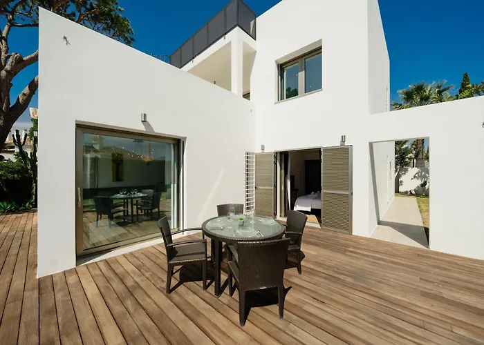Privada Con Piscina Y Jardin En Chapas, マルベーリャ