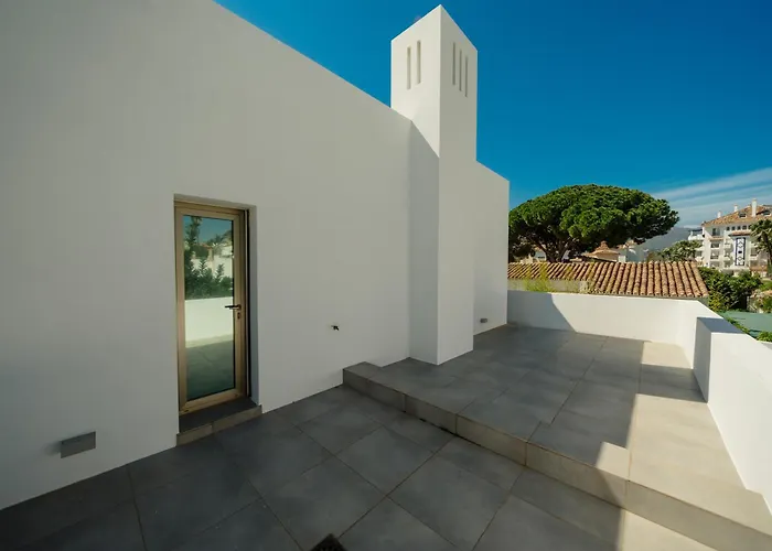 Vila Privada Con Piscina Y Jardin En Chapas, Marbella