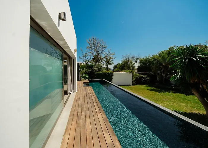 Privada Con Piscina Y Jardin En Chapas, Marbella