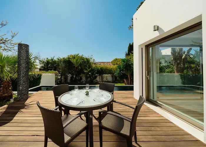 Vila Privada Con Piscina Y Jardin En Chapas, Marbella
