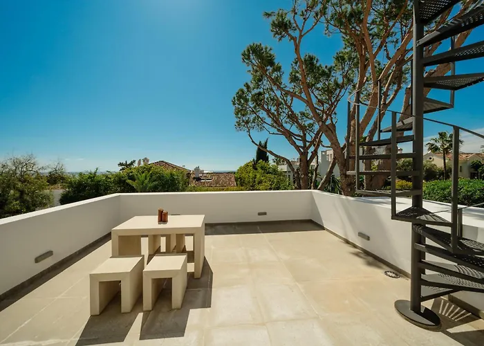 Privada Con Piscina Y Jardin En Chapas, Marbella