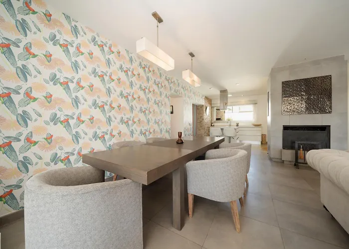 Vila Privada Con Piscina Y Jardin En Chapas, Marbella