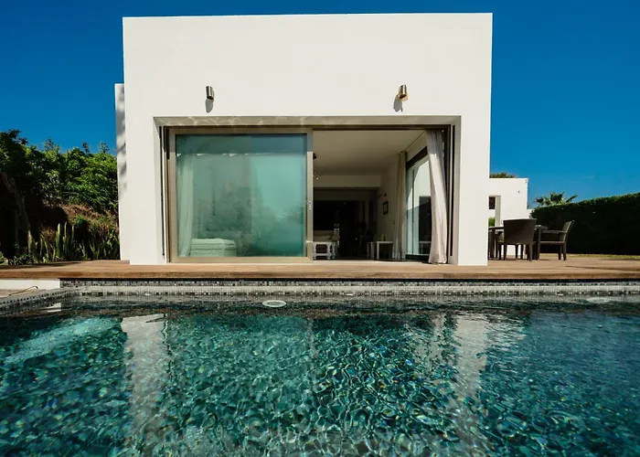 Privada Con Piscina Y Jardin En Chapas, Marbella