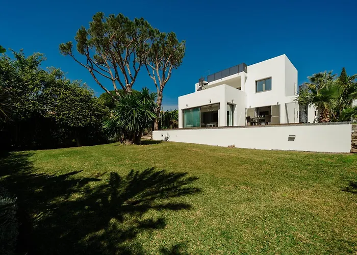 Privada Con Piscina Y Jardin En Chapas, * Marbella