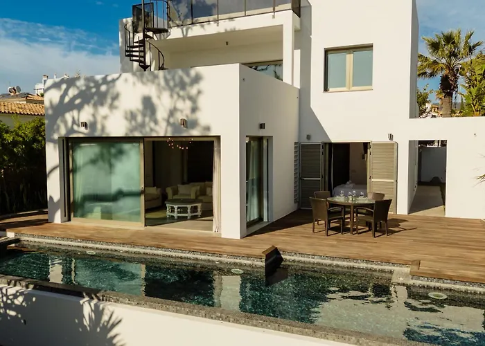 Privada Con Piscina Y Jardin En Chapas, * Marbella