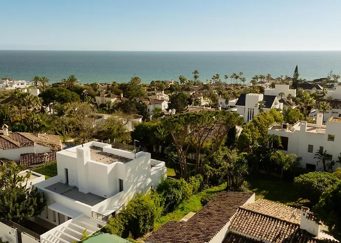 Privada Con Piscina Y Jardin En Chapas, マルベーリャ