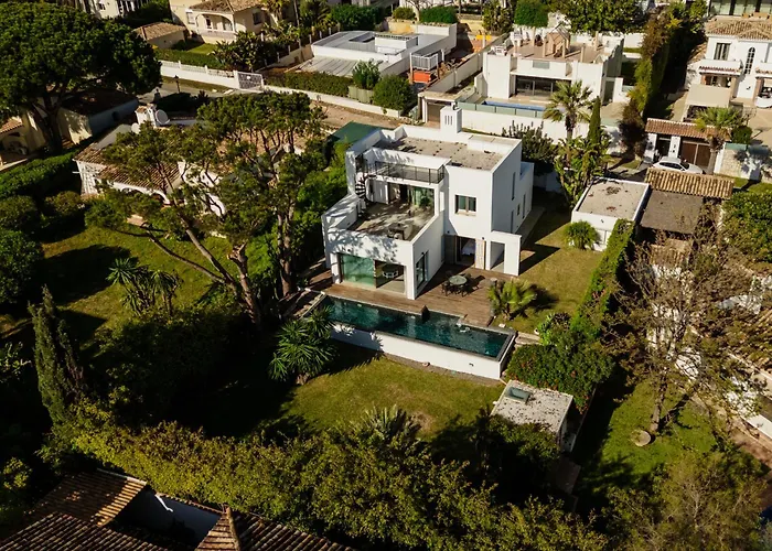 Vila Privada Con Piscina Y Jardin En Chapas, Marbella