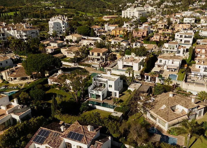 Privada Con Piscina Y Jardin En Chapas, * Marbella
