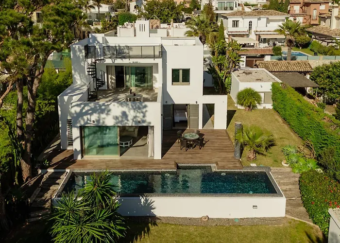 Vila Privada Con Piscina Y Jardin En Chapas, Marbella