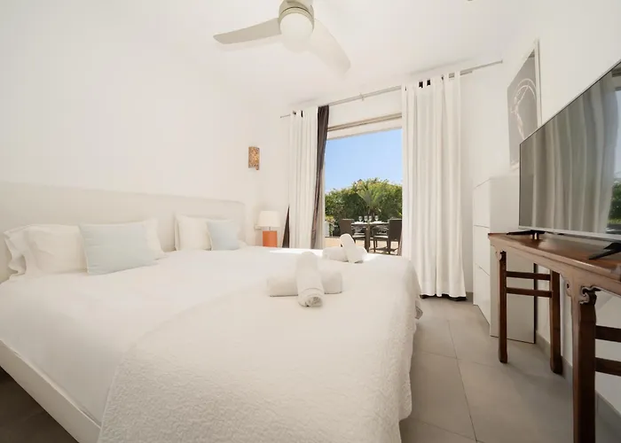 Privada Con Piscina Y Jardin En Chapas, Marbella